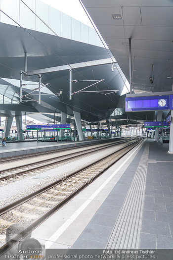 Werbeshooting für Festspielprogramm - Theaterpark Berndorf - Sa 13.06.2020 - neuer Hauptbahnhof Wien, Bahnsteig, Gleise, leer, Architektur13