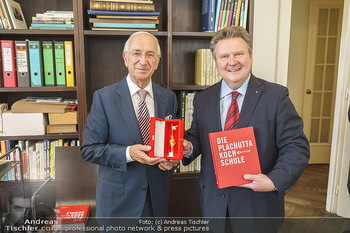 Ewald Plachutta Geburtstag - Brandstätter Verlag, Wien - Mo 15.06.2020 - Michael LUDWIG überreicht goldenen Rathausmann an Ewald PLACHUT1