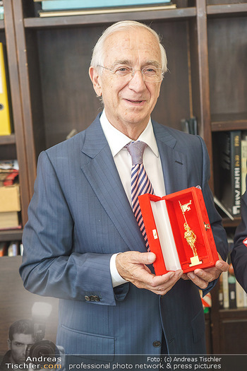 Ewald Plachutta Geburtstag - Brandstätter Verlag, Wien - Mo 15.06.2020 - Ewald PLACHUTTA mit Goldenen Rathausmann8