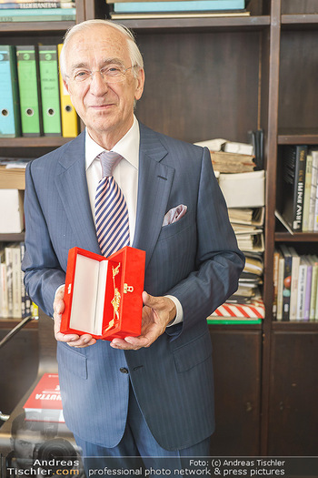 Ewald Plachutta Geburtstag - Brandstätter Verlag, Wien - Mo 15.06.2020 - Ewald PLACHUTTA mit Goldenen Rathausmann12