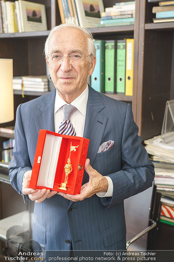 Ewald Plachutta Geburtstag - Brandstätter Verlag, Wien - Mo 15.06.2020 - Ewald PLACHUTTA mit Goldenen Rathausmann14