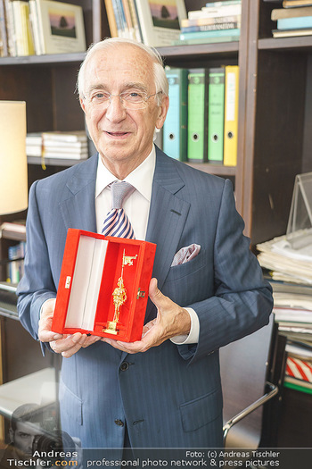 Ewald Plachutta Geburtstag - Brandstätter Verlag, Wien - Mo 15.06.2020 - Ewald PLACHUTTA mit Goldenen Rathausmann15