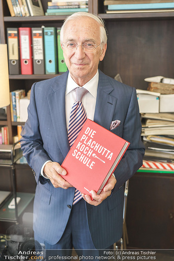 Ewald Plachutta Geburtstag - Brandstätter Verlag, Wien - Mo 15.06.2020 - Ewald PLACHUTTA mit Buch21
