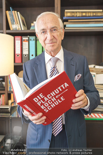 Ewald Plachutta Geburtstag - Brandstätter Verlag, Wien - Mo 15.06.2020 - Ewald PLACHUTTA mit Buch22