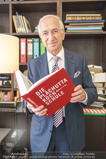 Ewald Plachutta Geburtstag - Brandstätter Verlag, Wien - Mo 15.06.2020 - Ewald PLACHUTTA mit Buch23