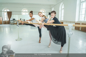Staatsopernballett beim Training - Wiener Staatsoper - Fr 19.06.2020 - Rebecca HORNER, Olga ESINA, Maria YAKOVLEVA35