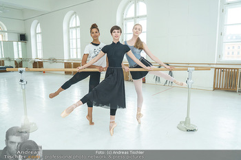 Staatsopernballett beim Training - Wiener Staatsoper - Fr 19.06.2020 - Rebecca HORNER, Olga ESINA, Maria YAKOVLEVA37