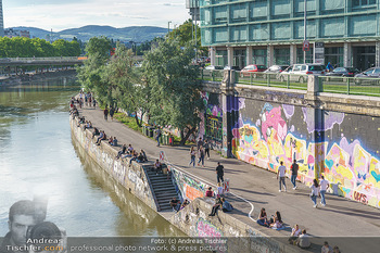 Liebesg´schichten und Heiratssachen - MS Blue Danube, Wien - Mi 24.06.2020 - Menschen genießen die Abendsonne am Donaukanal, Menschenansamml47