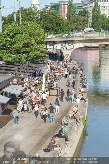 Liebesg´schichten und Heiratssachen - MS Blue Danube, Wien - Mi 24.06.2020 - Menschen genießen die Abendsonne am Donaukanal, Menschenansamml49