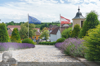 Ein fest für Dominique Meyer - Schloss Gobelsburg, NÖ - Mi 01.07.2020 - EU-Flagge der Europäischen Union und Österreich Fahne17