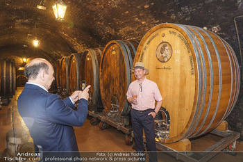 Ein fest für Dominique Meyer - Schloss Gobelsburg, NÖ - Mi 01.07.2020 - Dominique MEYER, Schlossherr Michael MOOSBRUGGER im Weinkeller33