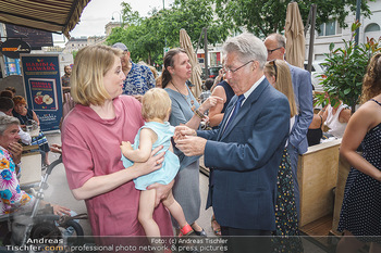 Kochbuchpräsentation - Habibi & Hawara - Do 02.07.2020 - Beate MEINL-REISINGER mit 3. Tochter Baby, Heinz FISCHER14