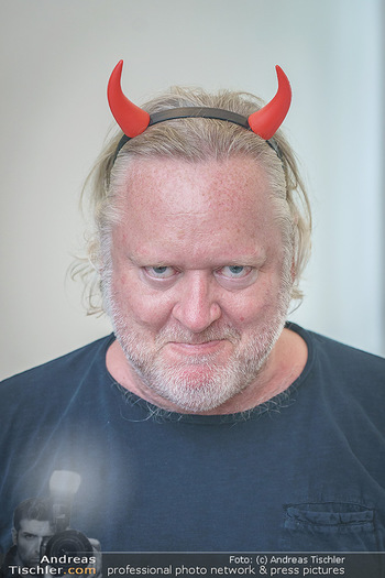 Interviewtermin Seberg und Prokopetz - Agentur Sobieszek, Wien - Mi 29.07.2020 - Gregor SEBERG (Portrait als Teufelchen mit roten Hörnern)12