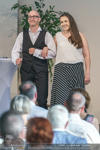 Premiere ´ÖsterReich an Witz´ - Theaterpark Berndorf - Do 20.08.2020 - Robert KOLAR, Maria STIPPICH auf der Bühne72