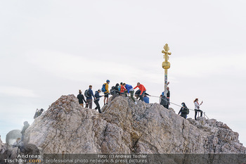 200 Jahre Erstbesteigung - Zugspitze - Do 27.08.2020 - Alle wollen tw. in Halbschuhen zum Gipfelkreuz, Massenandrang am1