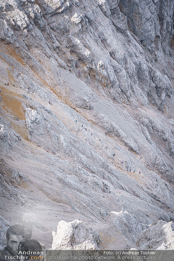 200 Jahre Erstbesteigung - Zugspitze - Do 27.08.2020 - Unzählige Bergsteiger am Weg zum Gipfel, Stau am Berg, Massenan4