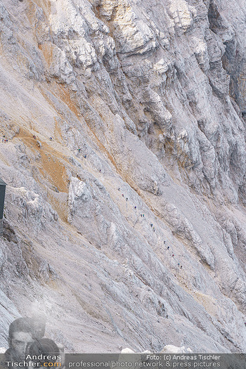 200 Jahre Erstbesteigung - Zugspitze - Do 27.08.2020 - Unzählige Bergsteiger am Weg zum Gipfel, Stau am Berg, Massenan5