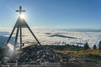 Österreich in Farben - Österreich - Mo 31.08.2020 - Ausblick vom Berg ins Tal in der Morgensonne bei Nebel im Tal7