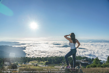 Österreich in Farben - Österreich - Mo 31.08.2020 - Ausblick vom Berg ins Tal in der Morgensonne bei Nebel im Tal8