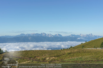 Österreich in Farben - Österreich - Mo 31.08.2020 - Ausblick vom Berg ins Tal in der Morgensonne bei Nebel im Tal10