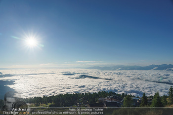 Österreich in Farben - Österreich - Mo 31.08.2020 - Ausblick vom Berg ins Tal in der Morgensonne bei Nebel im Tal12