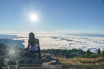 Österreich in Farben - Österreich - Mo 31.08.2020 - Ausblick vom Berg ins Tal in der Morgensonne bei Nebel im Tal14