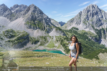Österreich in Farben - Österreich - Mo 31.08.2020 - Wanderin Katharina beim natürlichen Bergsee Seebensee in Tirol61