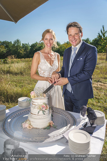 Hochzeit Martin und Gloria Traxl - Purbach, Burgenland - Sa 05.09.2020 - Martin und Gloria TRAXL mit Hochzeitstorte13