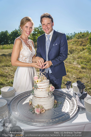 Hochzeit Martin und Gloria Traxl - Purbach, Burgenland - Sa 05.09.2020 - Martin und Gloria TRAXL mit Hochzeitstorte14