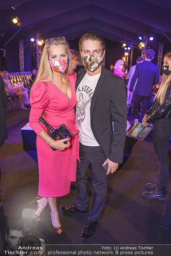 Niko Niko Show - Vienna Fashion Week Zelt - Do 10.09.2020 - Evelyn RILLE mit Sohn Matthias20