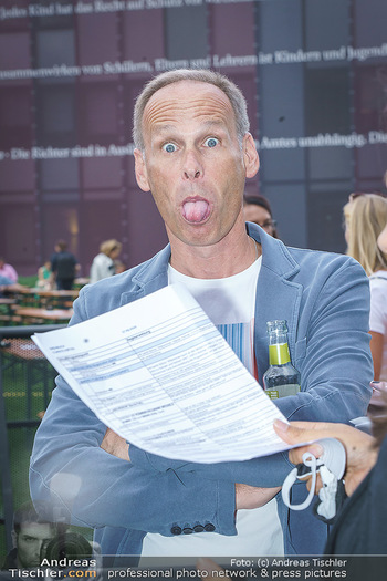 Climate Kirtag - Heldenplatz - Do 17.09.2020 - Marcus WADSAK (Portrait, zeigt Zunge)15