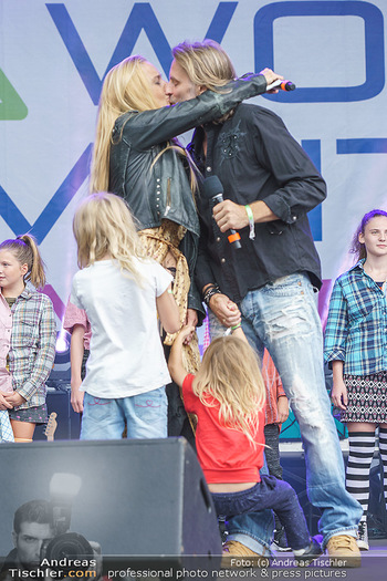 Climate Kirtag - Heldenplatz - Do 17.09.2020 - Lilian KLEBOW, Erich ALTENKOPF mit Kindern, Kuss auf der Bühne75