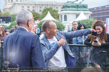 Climate Kirtag - Heldenplatz - Do 17.09.2020 - Marcus WADSAK macht Selfie mit Alexander VAN DER BELLEN168