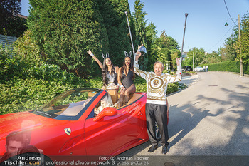 Lugner Reunion Feier - Lugner Privatvilla - Di 22.09.2020 - Tierchen Nina Bambi BRUCKNER und Bahati Colibri Venus im Ferrari37