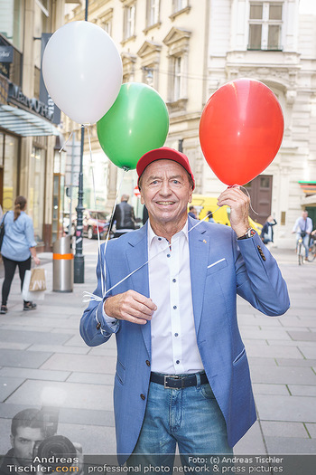 Opening - Camicissima - Sa 03.10.2020 - Heribert KASPER (Portrait mit Luftballons)37