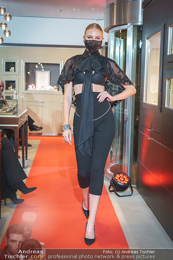 Silvia Schneider- the black collection - Bucherer, Wien - Mo 05.10.2020 - Model mit Corona Schutzmaske am Laufsteg62