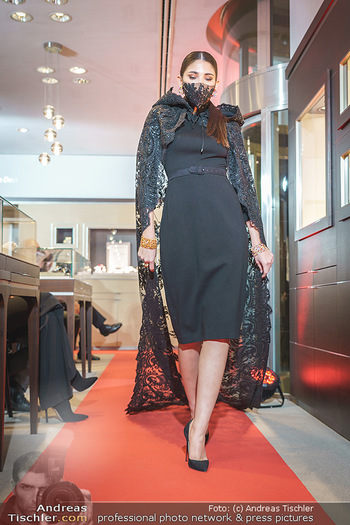 Silvia Schneider- the black collection - Bucherer, Wien - Mo 05.10.2020 - Model mit Corona Schutzmaske am Laufsteg63