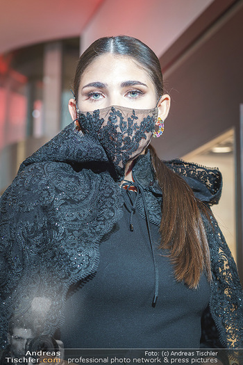 Silvia Schneider- the black collection - Bucherer, Wien - Mo 05.10.2020 - Model mit Corona Schutzmaske am Laufsteg64