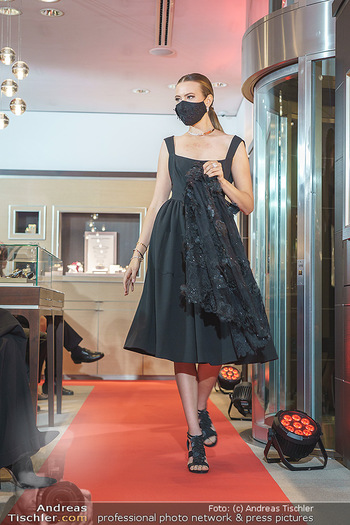 Silvia Schneider- the black collection - Bucherer, Wien - Mo 05.10.2020 - Model mit Corona Schutzmaske am Laufsteg65
