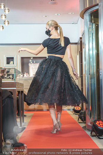Silvia Schneider- the black collection - Bucherer, Wien - Mo 05.10.2020 - Model mit Corona Schutzmaske am Laufsteg66
