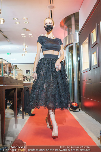 Silvia Schneider- the black collection - Bucherer, Wien - Mo 05.10.2020 - Model mit Corona Schutzmaske am Laufsteg69