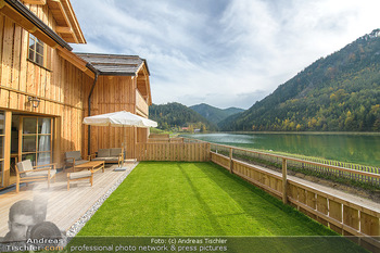 Neue Chalets am Schneeberg - Puchberg am Schneeberg - Fr 23.10.2020 - Terrasse, Balkon mit Rasen und Ausblick auf See und Natur, Rollr21