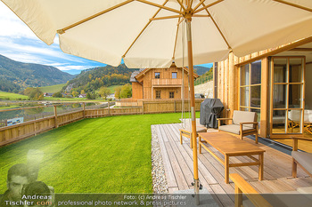 Neue Chalets am Schneeberg - Puchberg am Schneeberg - Fr 23.10.2020 - Terrasse, Balkon mit Rasen und Ausblick auf See und Natur, Rollr22