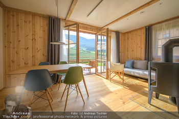 Neue Chalets am Schneeberg - Puchberg am Schneeberg - Fr 23.10.2020 - Wohnraum Wohnzimmer Terrasse living modern Esstisch Kamin Holz g24