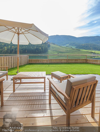 Neue Chalets am Schneeberg - Puchberg am Schneeberg - Fr 23.10.2020 - Terrasse, Balkon mit Rasen und Ausblick auf See und Natur26