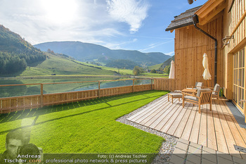 Neue Chalets am Schneeberg - Puchberg am Schneeberg - Fr 23.10.2020 - Terrasse, Balkon mit Rasen und Ausblick auf See und Natur29