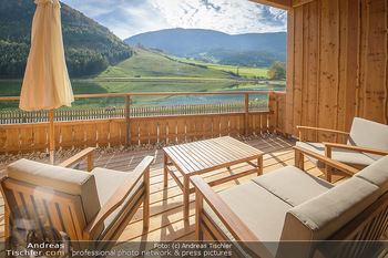 Neue Chalets am Schneeberg - Puchberg am Schneeberg - Fr 23.10.2020 - Terrasse, Balkon mit Rasen und Ausblick auf See und Natur41