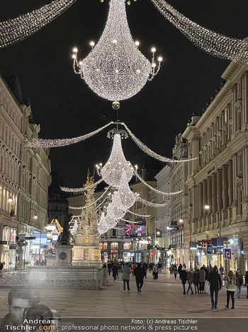 Wien bei Nacht Teil 1 - Wien - So 15.11.2020 - Christbaum Weihnachtsbaum vor Stephansdom menschenleer, Kirche7