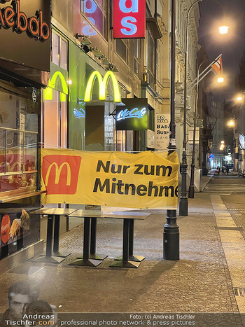 Wien bei Nacht Teil 1 - Wien - So 15.11.2020 - McDonalds Essen nur zum Mitnehmen Schild wegen Corona LockDown9