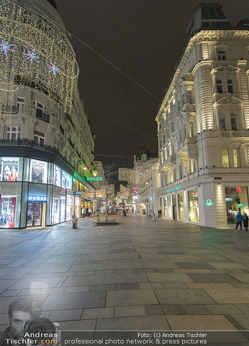 Wien bei Nacht Teil 1 - Wien - So 15.11.2020 - Kärntnerstraße, Geschäfte gechlossen wegen Corona LockDown, m34